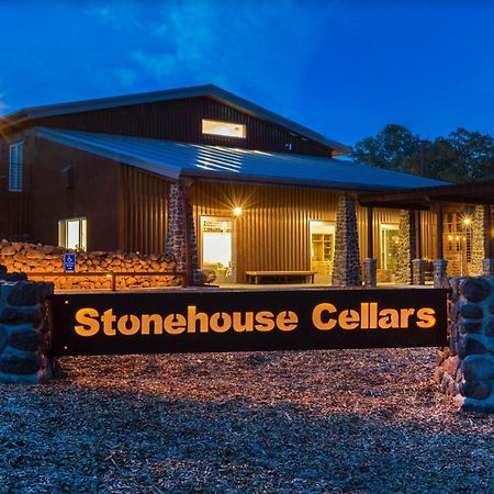 Bed And Barrel At Stonehouse Cellars Acomodação com café da manhã Clearlake Oaks Exterior foto