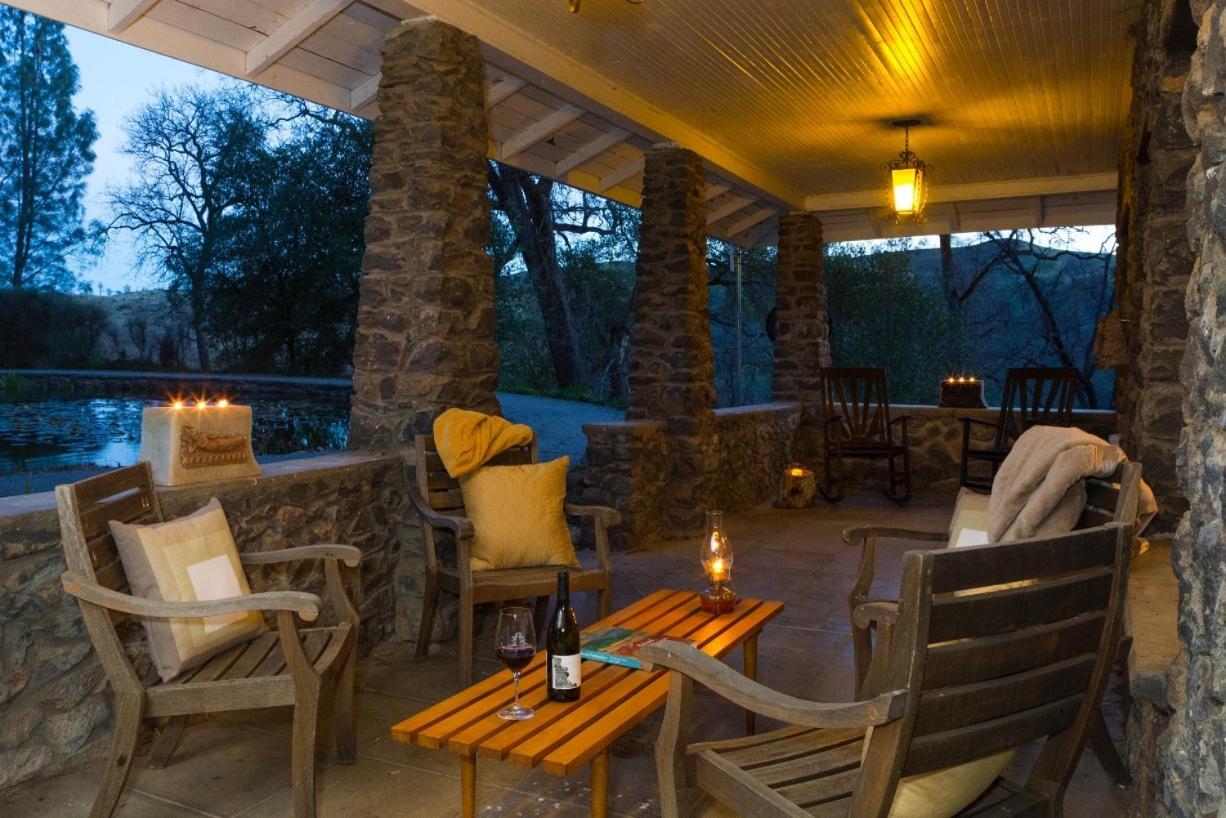Bed And Barrel At Stonehouse Cellars Acomodação com café da manhã Clearlake Oaks Exterior foto