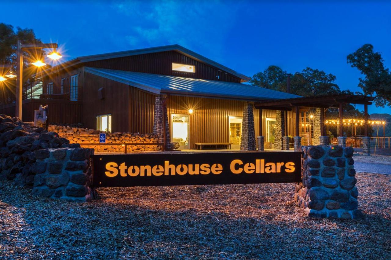 Bed And Barrel At Stonehouse Cellars Acomodação com café da manhã Clearlake Oaks Exterior foto