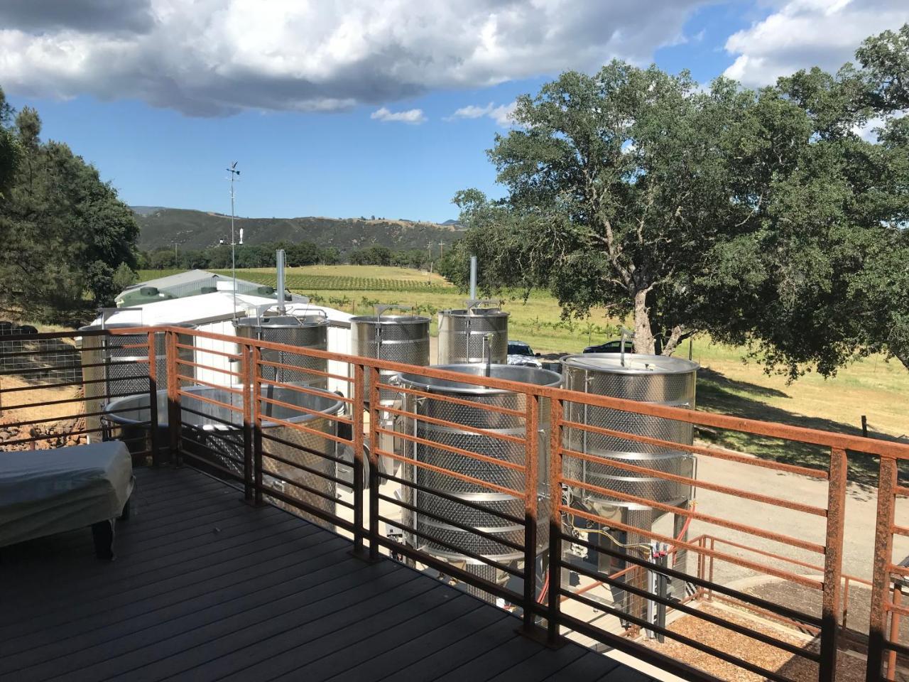Bed And Barrel At Stonehouse Cellars Acomodação com café da manhã Clearlake Oaks Exterior foto